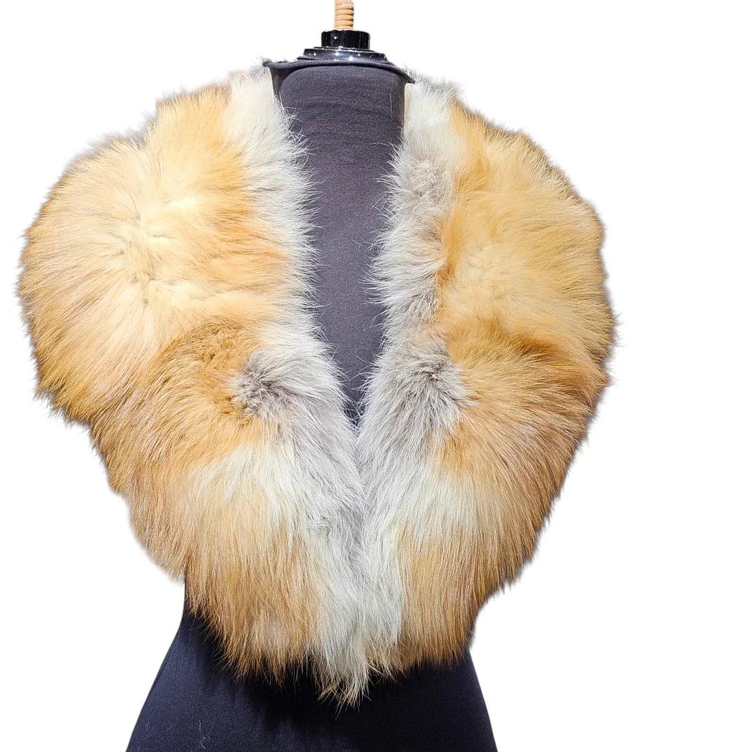 Cuello de zorro. — Vintage & Designer Fashion — Arce Auctions