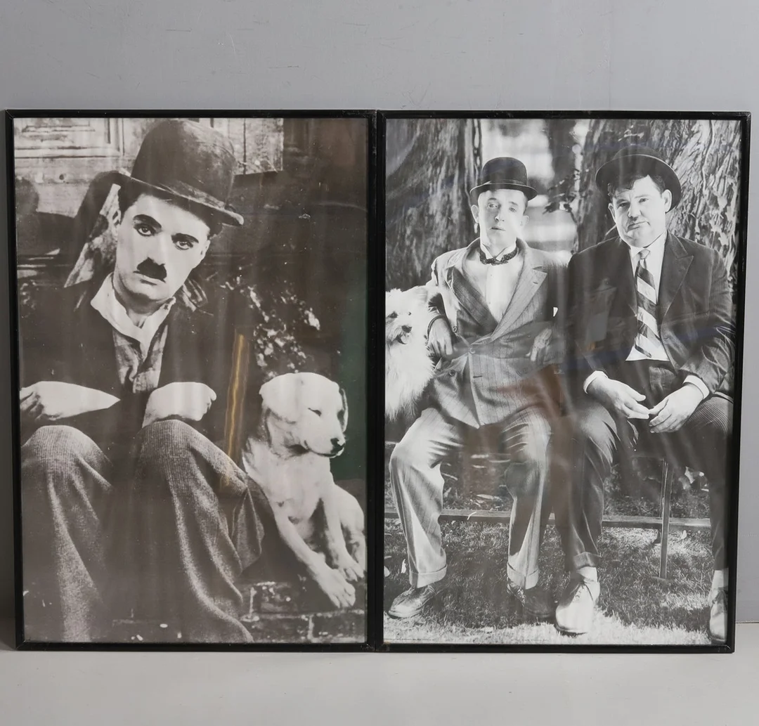 AFFISHER. 2 st. Tryck. Helan & Halvan samt Charlie Chaplin. — Engravings & Prints — Örebro Stadsauktioner