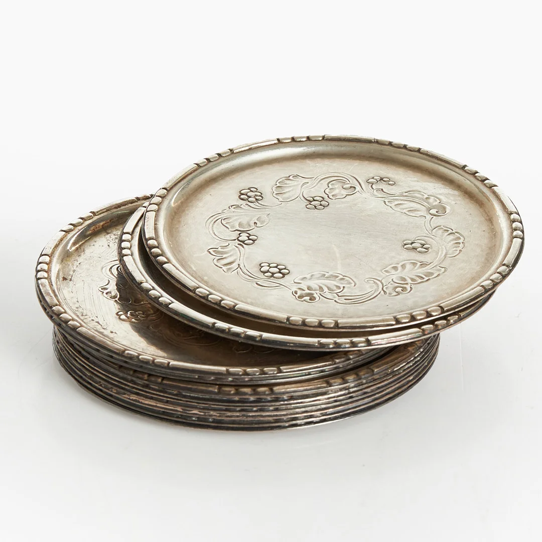 GEORG JENSEN. Coasters, 11 st, sterlingsilver, modell '51'. Danmark. Art Deco. Dekor av stiliserad ranka. — Silver — Crafoord Auktioner Stockholm