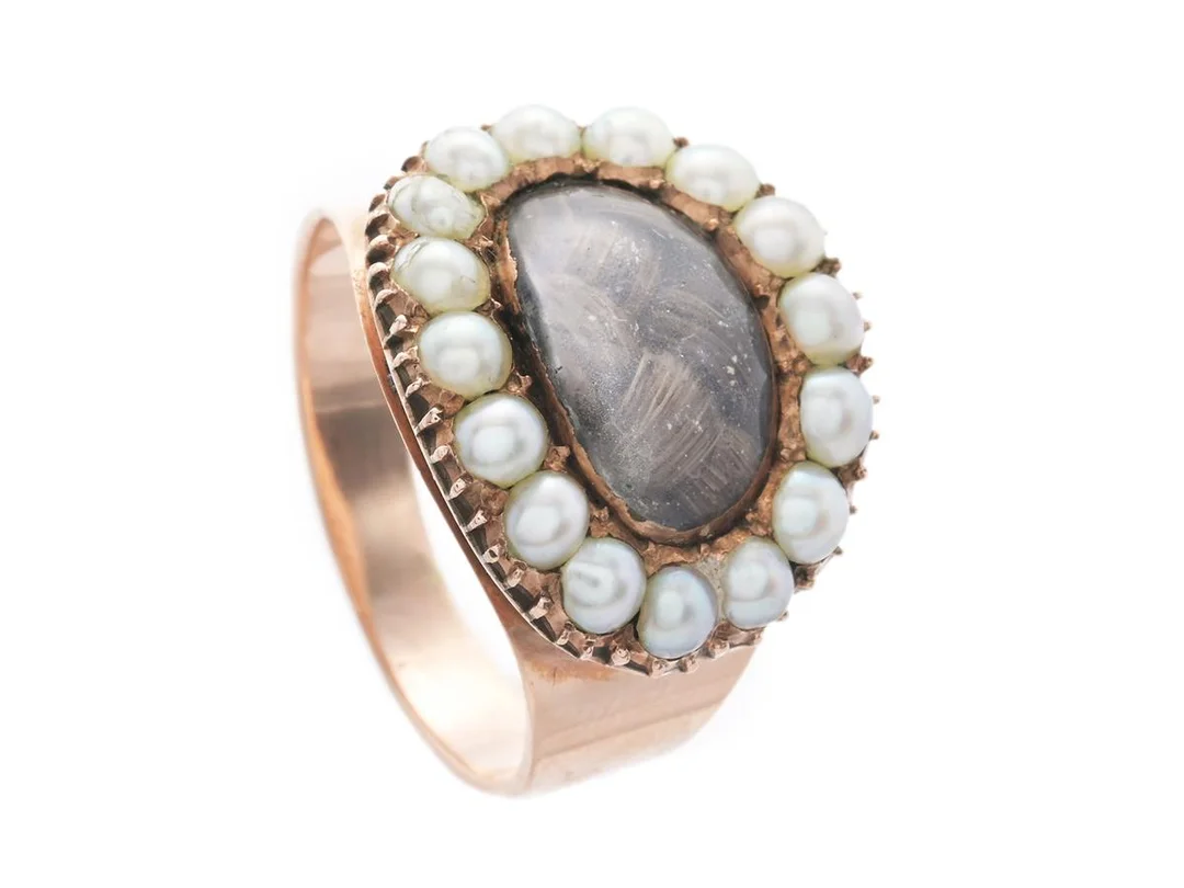 RING, 9K guld, pärlor, hårgömma, stl 15,25 mm, vikt 3,9 g, lagningar, graverad, två pärlor med skador. — Smycken/Ring — Kaplans