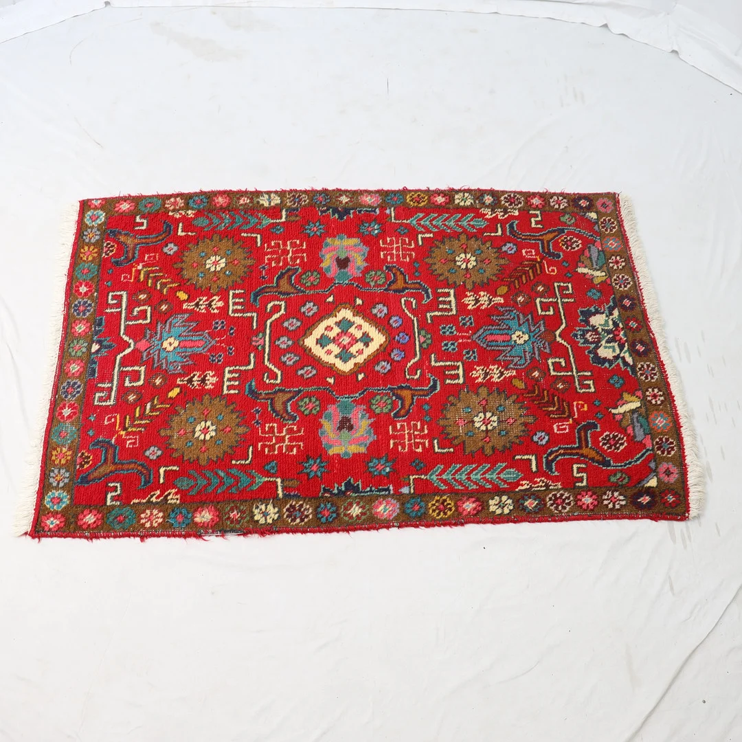 HANDKNUTEN MATTA, Orientalisk. — Oriental Carpets & Textiles — Falun Auktionsbyrå