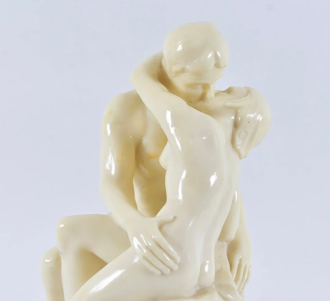 FIGURIN, gjutmassa, "Kyssen", efter A. Rodin, 1900-tal. — European — Halmstads Auktionskammare