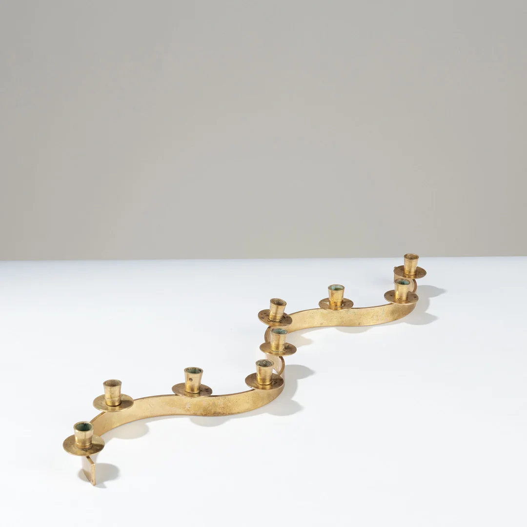 Bølgende lysestage af messing med ni lysmanchetter, antageligt skandinavisk formgiver, 1900-tallets anden halvdel. — Candlesticks — Palsgaard Kunstauktioner