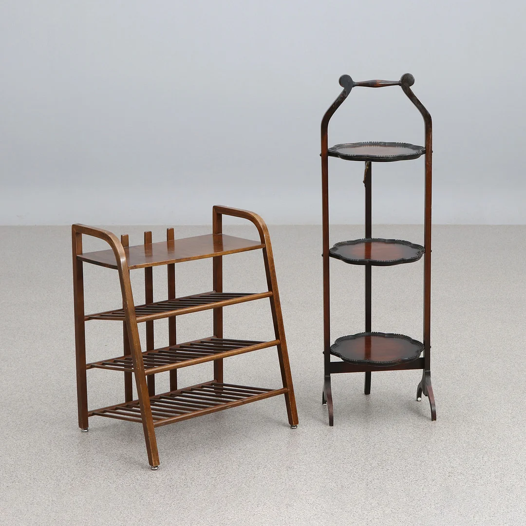 CAKESTAND SAMT TIDNINGSHYLLA. Betsat trä. 1900-tal. — Other — Skånes Auktionsverk