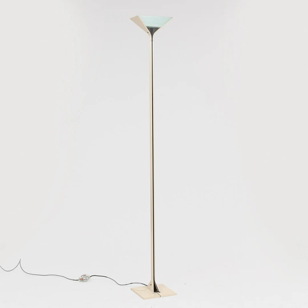 TOBIA SCARPA (F. 1935). Standerlampe af lakeret metal, model "Papillona", Flos, Italien, formgivet 1975. — Floor lights — Palsgaard Kunstauktioner