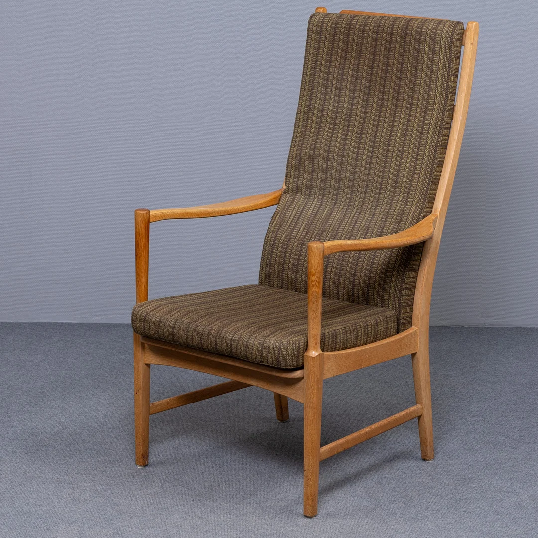 FÅTÖLJ MED HÖG RYGG, EK, 1960-TAL, BJÄRNUM, SWEDEN. — Armchairs & Chairs — Auktionskammaren Sydost Kalmar