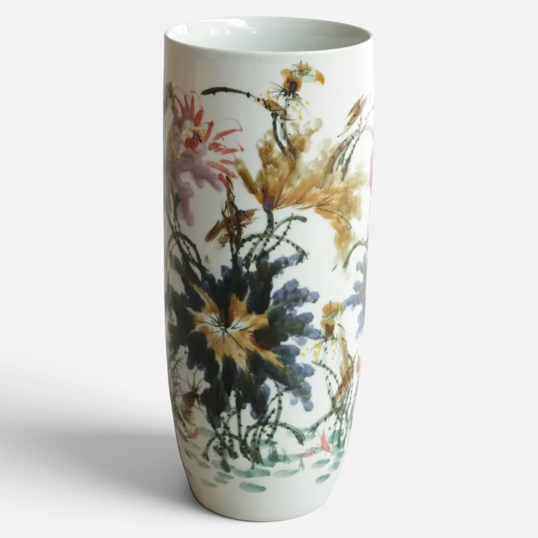 Kinesisk cylinderformet vase/paraplyholder i porcelæn med emaljedekoration med blomster og planter. 20. århundrede. — Ceramics & Porcelain — Woxholt Auktionshus