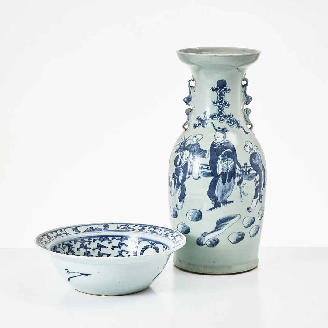 VAS och TVÄTTFAT, Kina, 1800-talets slut, dekor i underglasyrblått. — Ceramics & Porcelain — Stockholms Auktionsverk Magasin 5