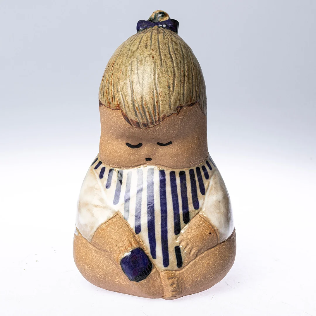 LISA LARSON. Figurin, stengods, "Johanna", Gustavsberg, signerad. — European — Handelslagret Auktionsservice
