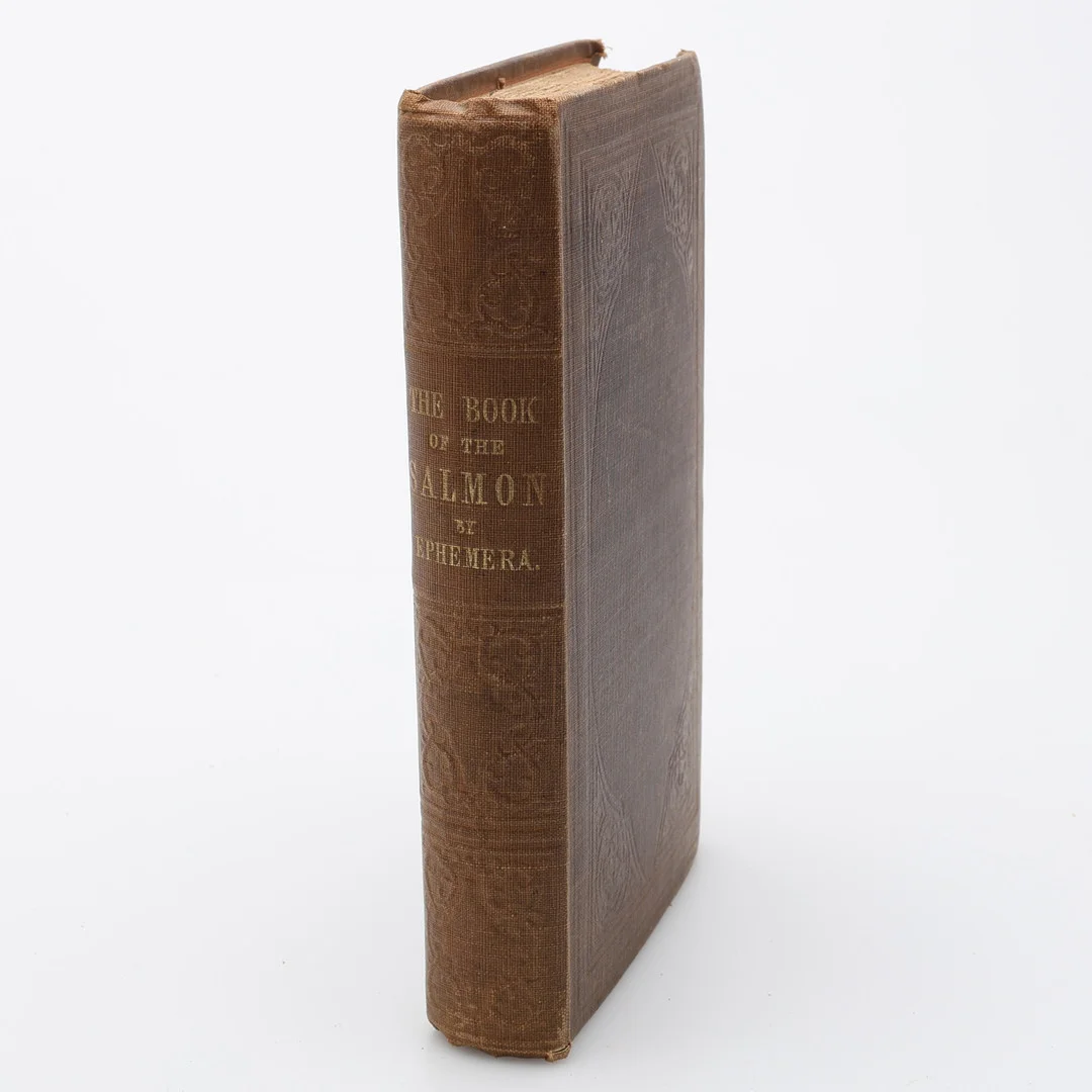 FLUGFISKE. EDWARD FITZGIBBON'S OCH EDWARD YOUNG'S THE BOOK OF THE SALMON; IN TWO PARTS MED NIO GRAVYRER VARAV ÅTTA VACKERT HANDKOLORERADE 1850. — Books — Crafoord Auktioner Lund