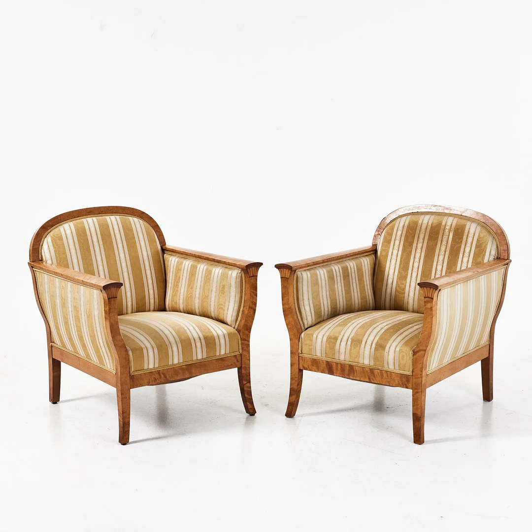 FÅTÖLJER, 1 par, Sverige 1920-tal. Stomme av björk, dekor av intarsia. Stoppad sits och rygg klädd med textil. — Armchairs & Chairs — Stockholms Auktionsverk Magasin 5