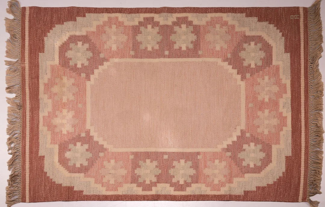 ANNA-JOHANNA ÅNGSTRÖM. MATTA, Röllakan, signerad Å, (136 × 203 cm). — Carpets — Norrlands Auktionsverk