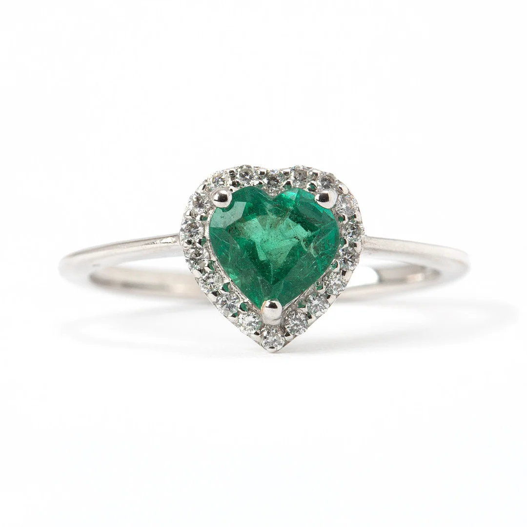 RING, 18K vitguld med briljantslipade diamanter, totalt 0.14 ct samt hjärtslipad smaragd ca 0.85 ct. — Rings — Stockholms Auktionsverk Göteborg