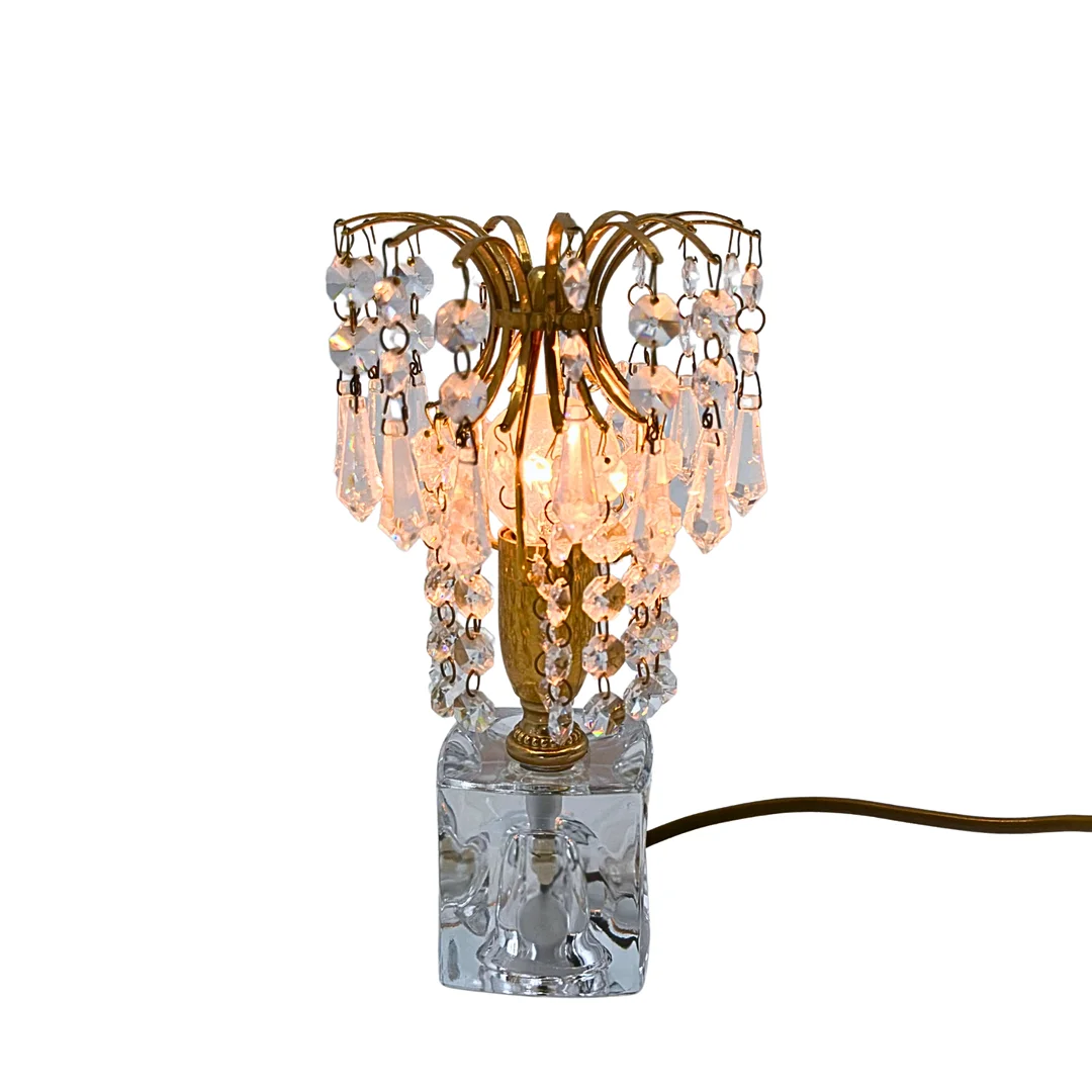 WASSERFALL-TISCHLEUCHTE AUS KRISTALLGLAS UND MESSING - 1970ER JAHRE. — Table Lamps — Auktionshaus Stuber's Hammerschlag