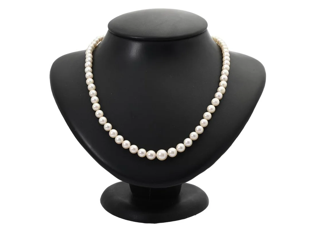 PÄRLCOLLIER, odlade doserade pärlor ca 4-8 mm, längd 48 cm, lås i silver, strass, vikt 21,1 g, knutet. — Smycken/Pärlcollier — Kaplans