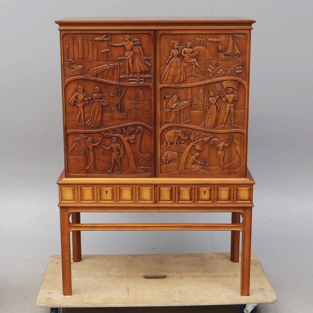 EUGEN HÖGLUND. SKÅP, Svensk Möbelindustri "Historisk tids-kavalkad". — Cupboards, Cabinets & Shelves — Kalmar Auktionsverk