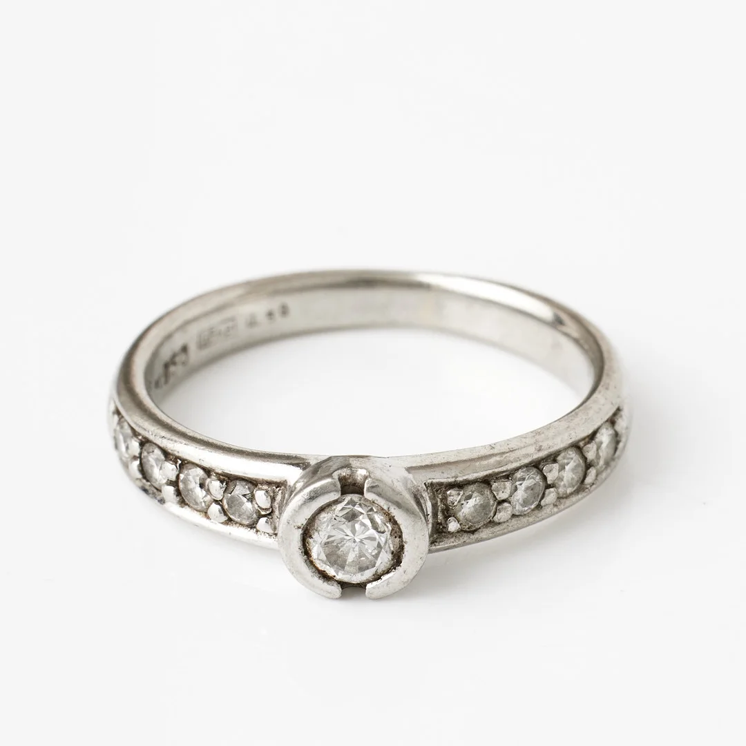 RING, platina/950, 9 briljanter totalt 0,50 ct., enligt gravyr. — Rings — Stockholms Auktionsverk Magasin 5