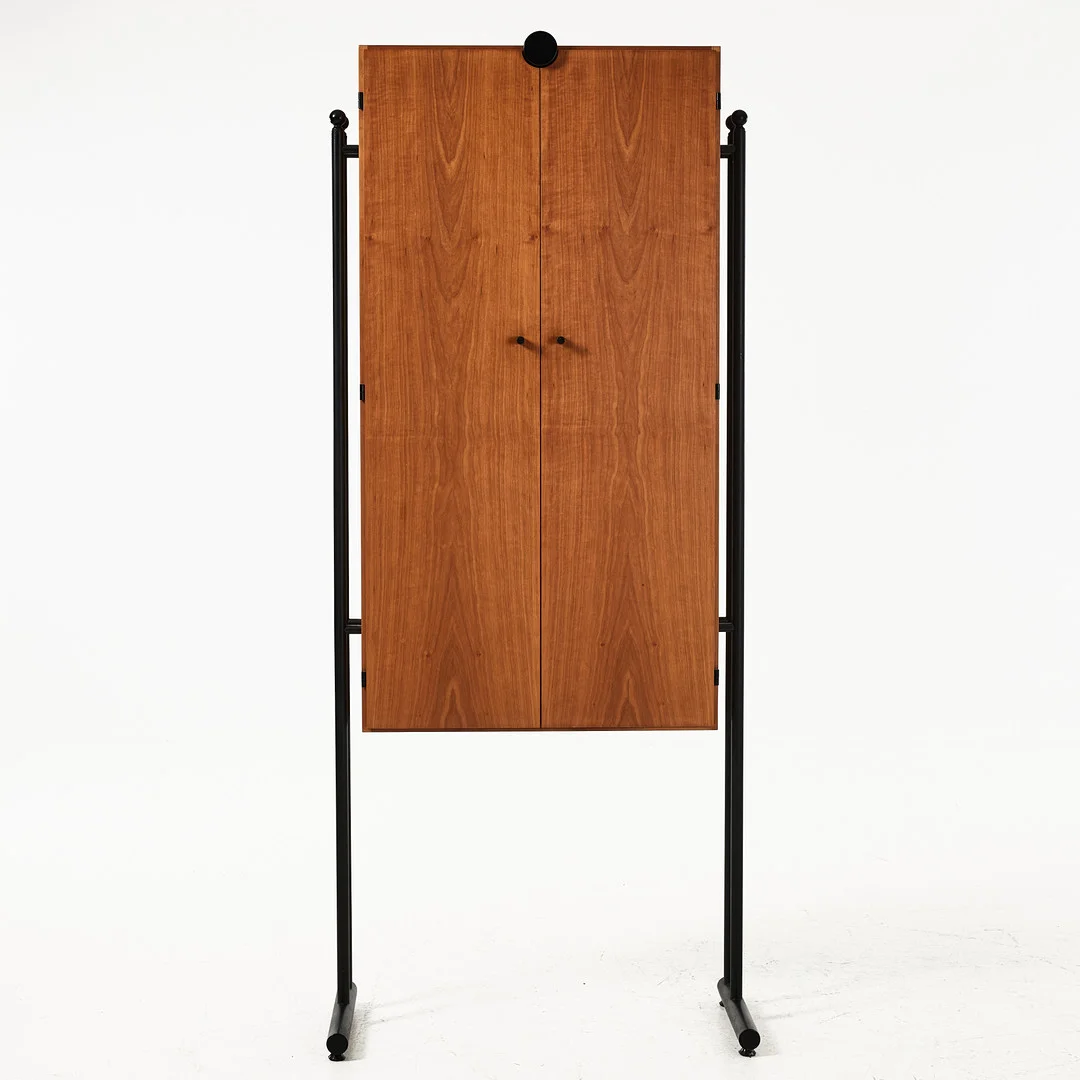 HERRGARDEROB/KLÄDSKÅP, Akuma, Hadsten Träindustri, Danmark, 1900-talets andra hälft. — Cupboards, Cabinets & Shelves — Stockholms Auktionsverk Magasin 5