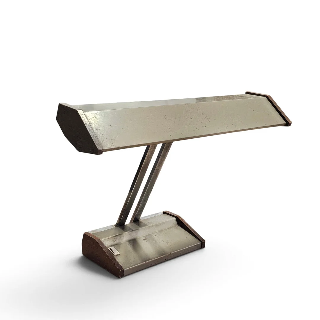 Lámpara de despacho años 60 en metal y madera. — Table Lamps — Arce Auctions