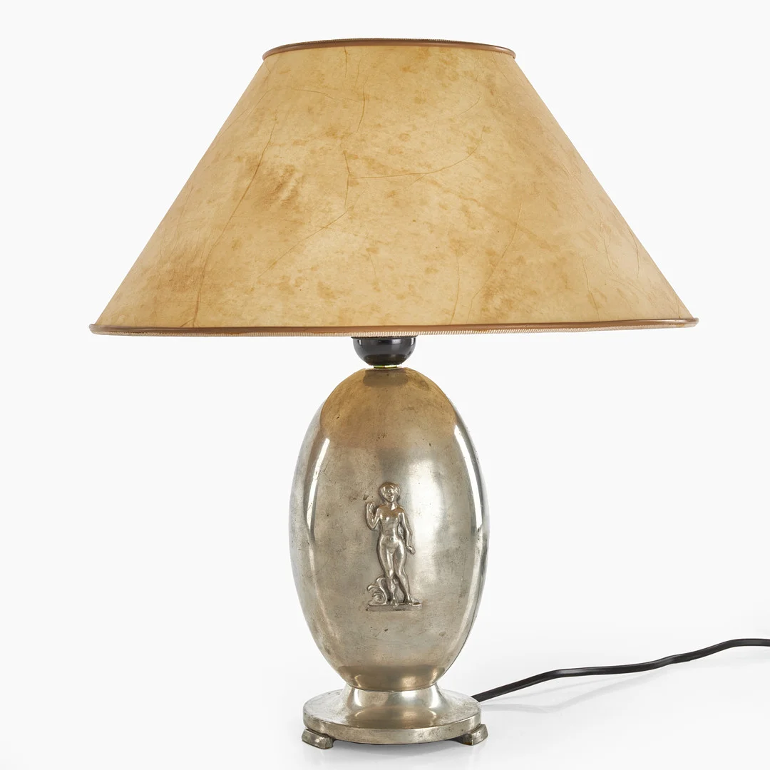 BORDSLAMPA, 1920/30-tal, dekor av stående kvinna, tenn. — Table Lamps — Crafoord Auktioner Stockholm