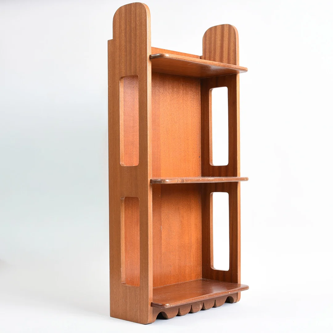 JOSEF FRANK. Væghængt hylde, model 2085, mahogni, Svenskt Tenn. — Cupboards, Cabinets & Shelves — Sørensen Auktioner