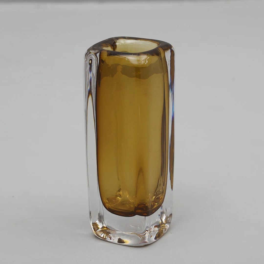 VICKE LINDSTRAND. VAS, glas, signerad, för Kosta. — Art glass — Södermanlands Auktionsverk