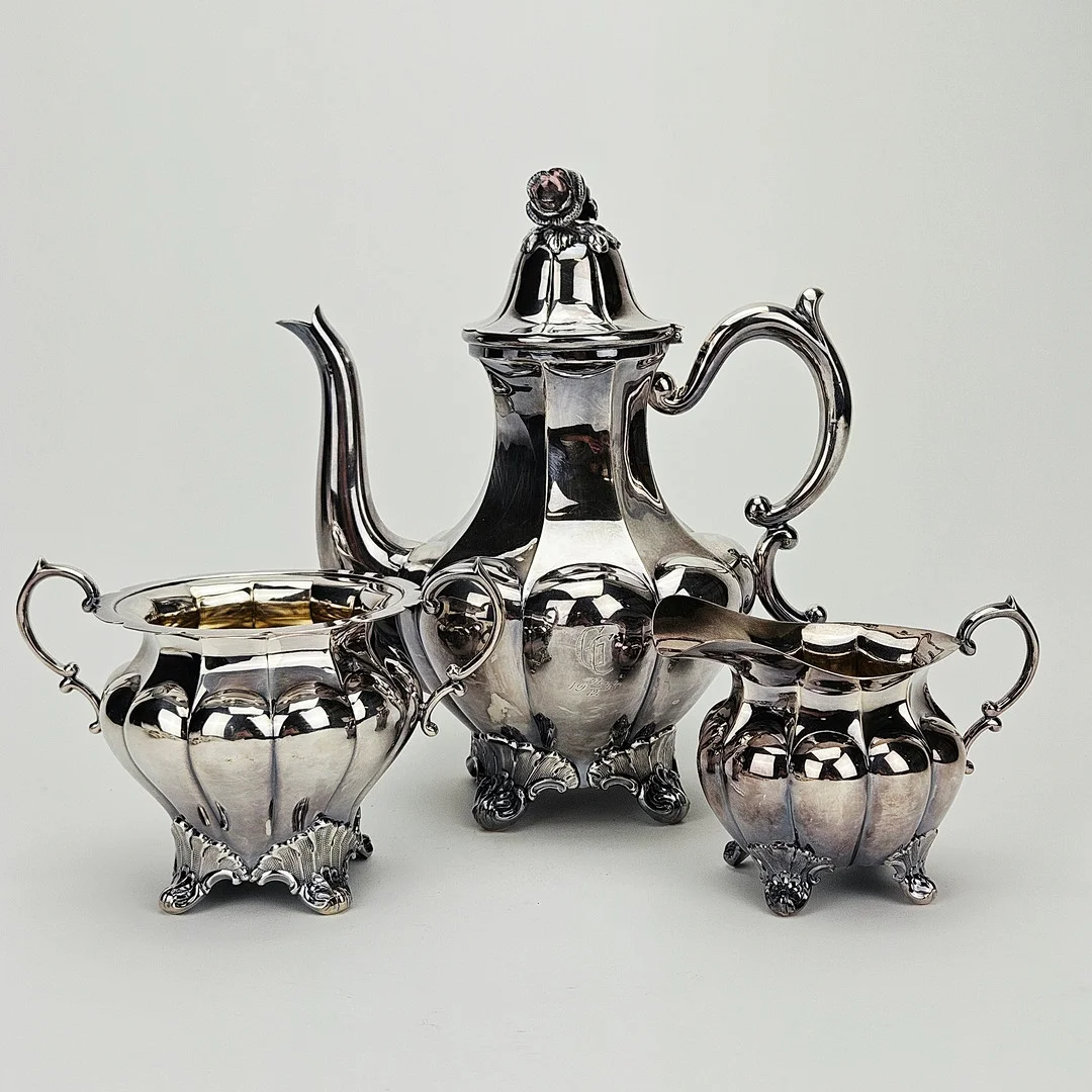 KAFFESERVIS, 3 delar, rokokostil, G. Ohlsson, Ronneby 1934, silver, vikt ca. 1351 gram. — Silver — Auktionshuset Thörner & Ek
