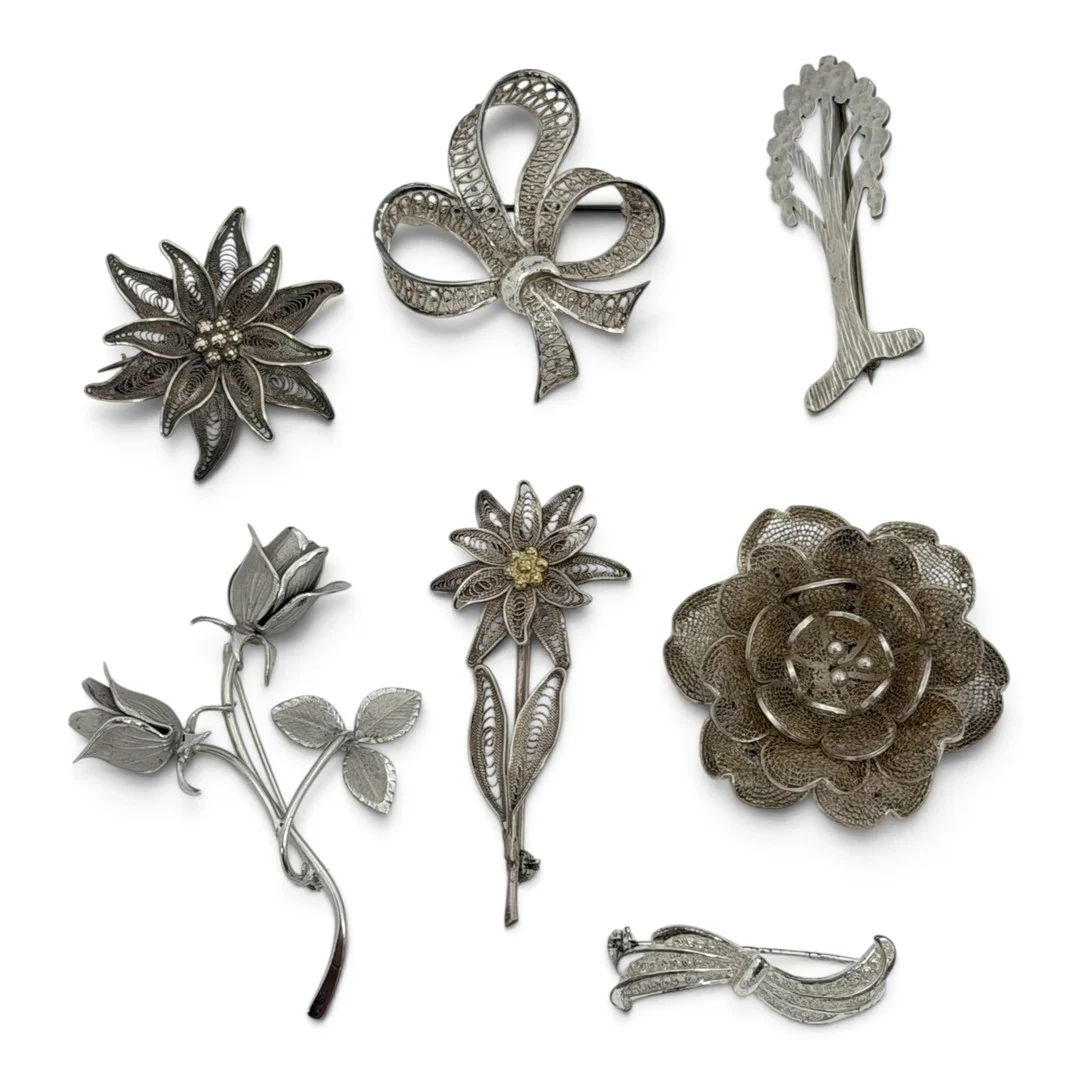 SILVER BROOCHES IN FLOWER OR BOW FORM. — Brooches & Pendants — Griffin’s Auctioneers