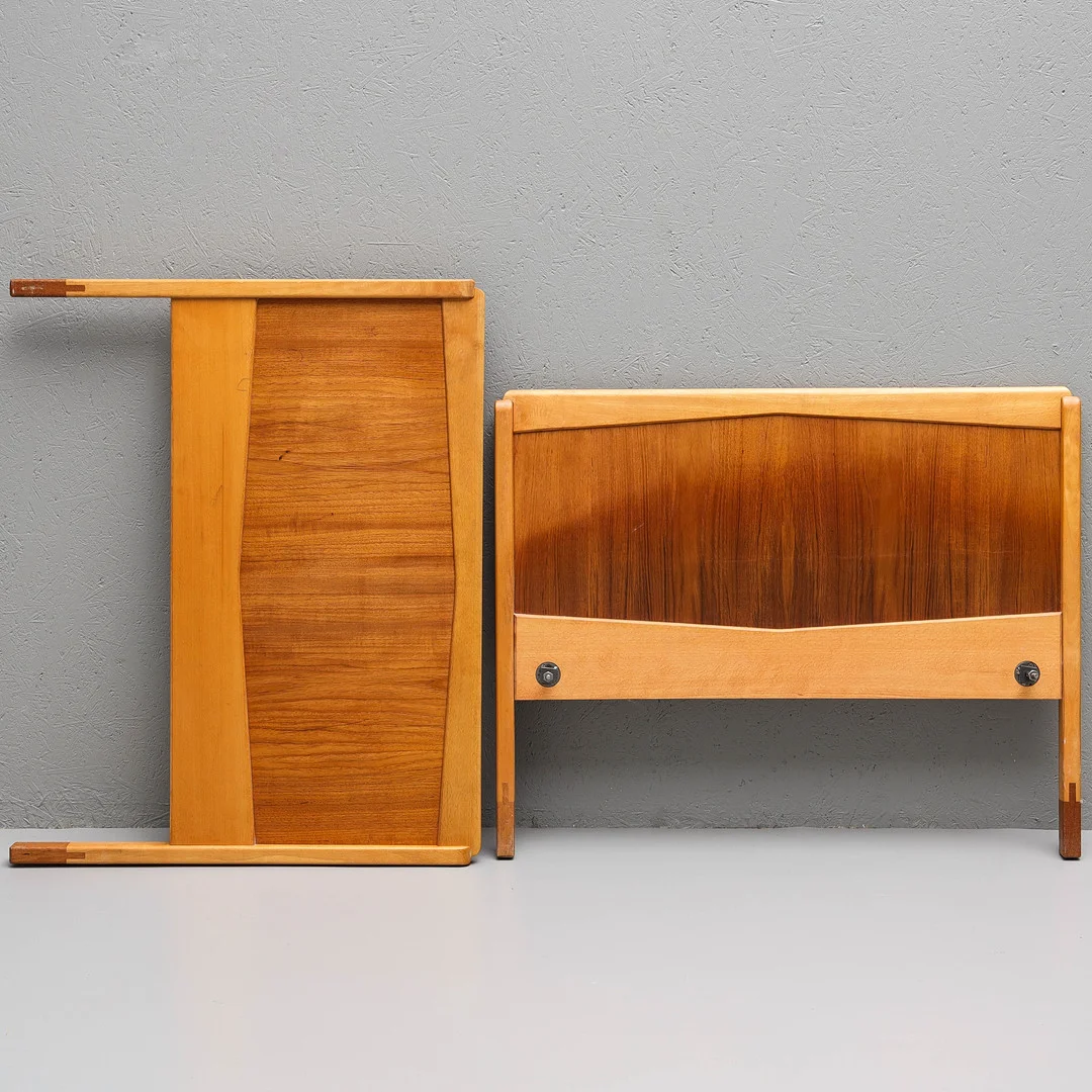 SÄNGGAVLAR, ett par, alm & teak, 1950/60-tal. — Other — Auktionsmagasinet Vänersborg