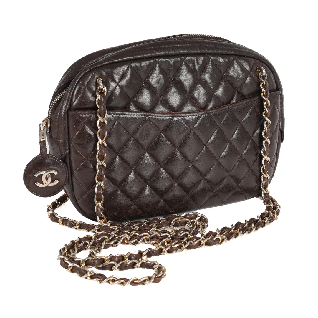 Chanel: A vintage 'Camera' shoulder bag in dark brown quilted leather. 1989-91. — Clothing, shoes and accessories/Bags — Lauritz