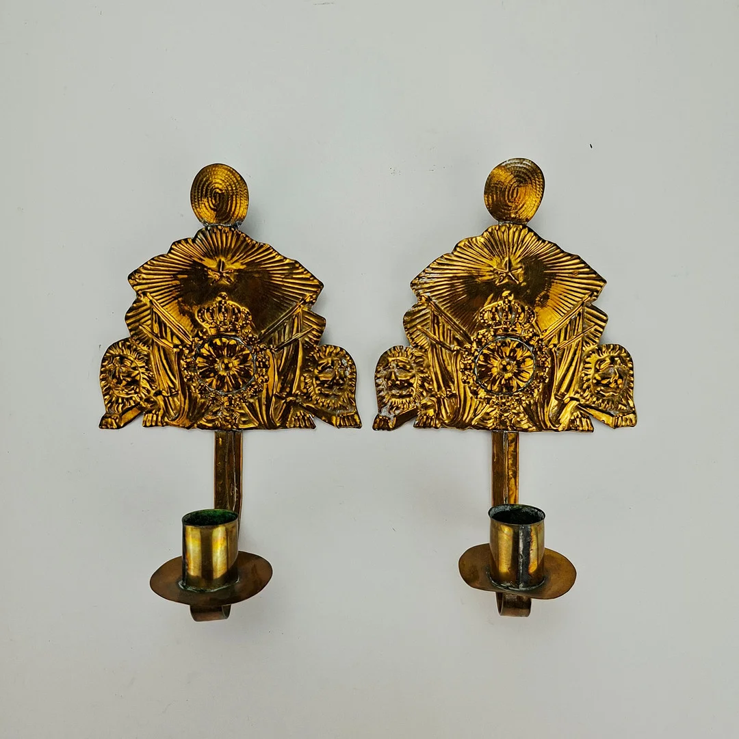 LAMPETTER, ett par, mässig, omarbetade mössplåtar, 1900-tal. — Other — Auktionshuset Thörner & Ek