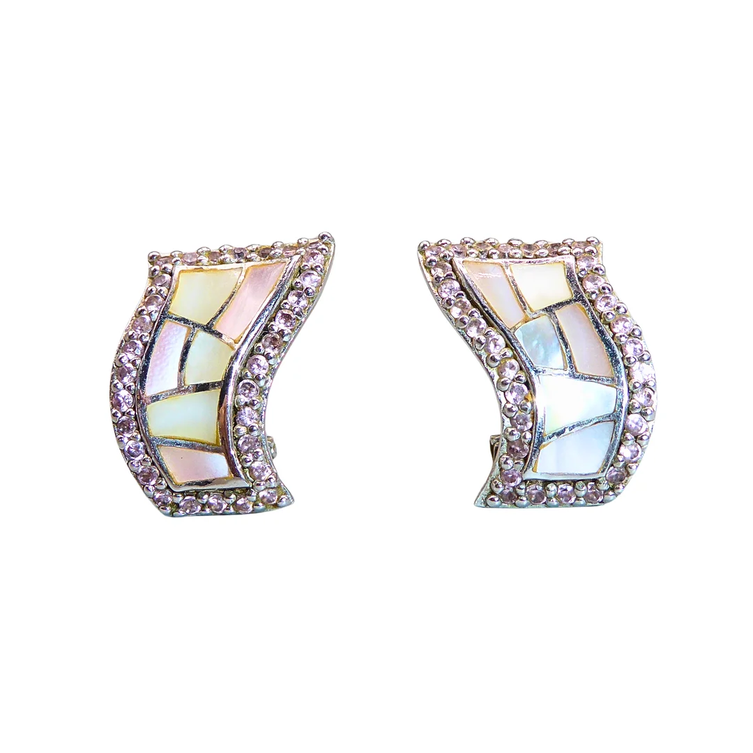 PAAR OHRCLIPS 925 SILBER MIT PERLMUTT-MOSAIK UND ROSA SCHMUCKSTEINEN. — Earrings — Auktionshaus Stuber's Hammerschlag