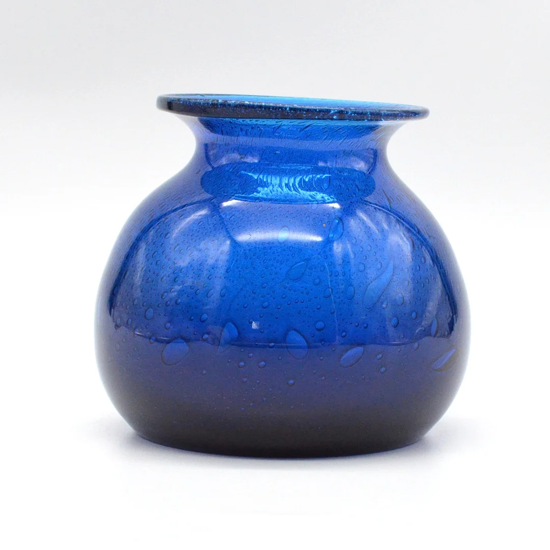 DESIGNER VASE, STUDIOGLAS, BLAU MIT LUFTEINSCHLÜSSEN, SCHWEDEN, UM 1960ER JAHRE. — Art glass — Kunst- und Auktionshaus Kleinhenz