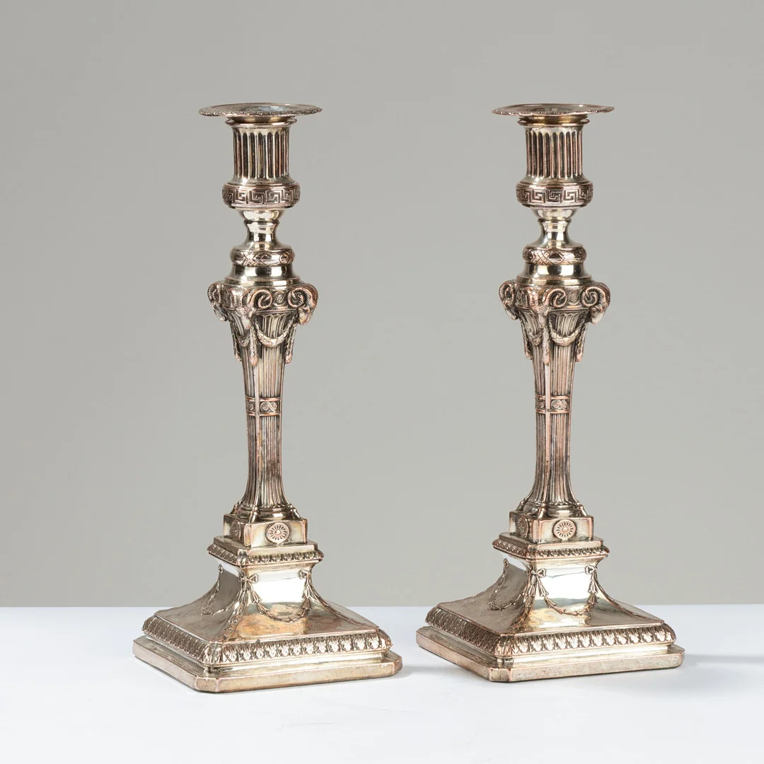 Et par engelske 'Old Sheffield' lysestager af sølvplet, Robert Adams stil, ca. 1780 (2). — Candlesticks — Palsgaard Kunstauktioner
