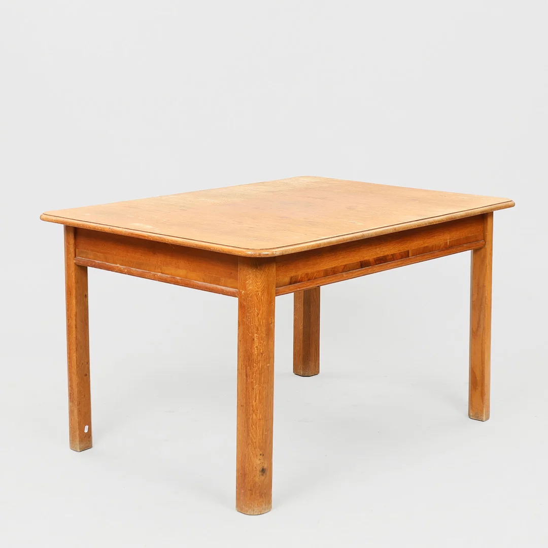 Dansk snedkermester: Spisebord af massiv eg. 1940-50 Danmark. (1+2). — Dining tables — Palsgaard Kunstauktioner