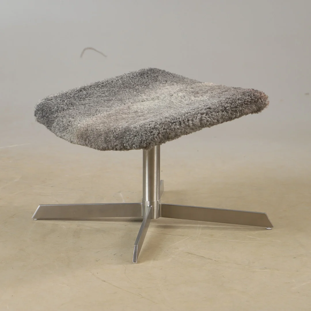 FOTPALL, fårskinn med metallunderrede, 2000-tal. — Armchairs & Chairs — Helsingborgs Auktionskammare