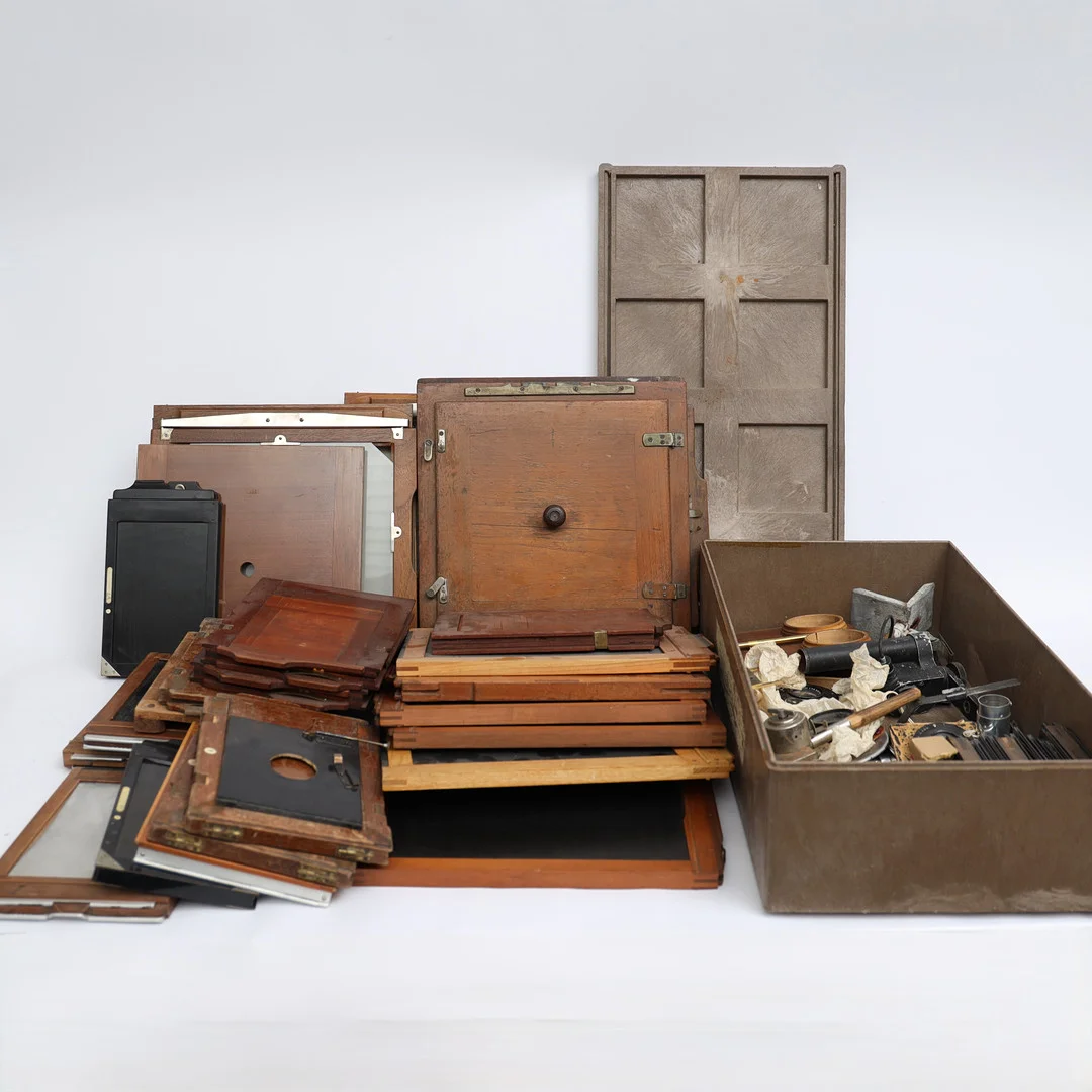 KAMERADETALJER TILL DELVIS ATELJEKAMERA, 1900-talets början. — Cameras & accessories — Falun Auktionsbyrå