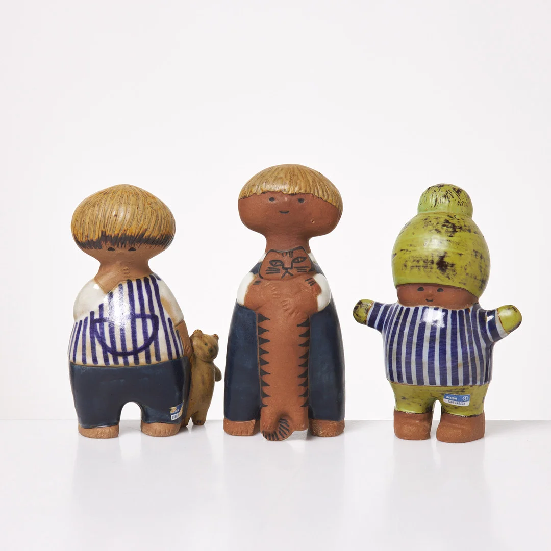 LISA LARSON. Figuriner, 3 st., " Pelle", "Kalle", "Malin", stengods, ur serien Larsons ungar, Gustavsberg, signerade, delvis etikettmärkta. — European — Stockholms Auktionsverk Sickla