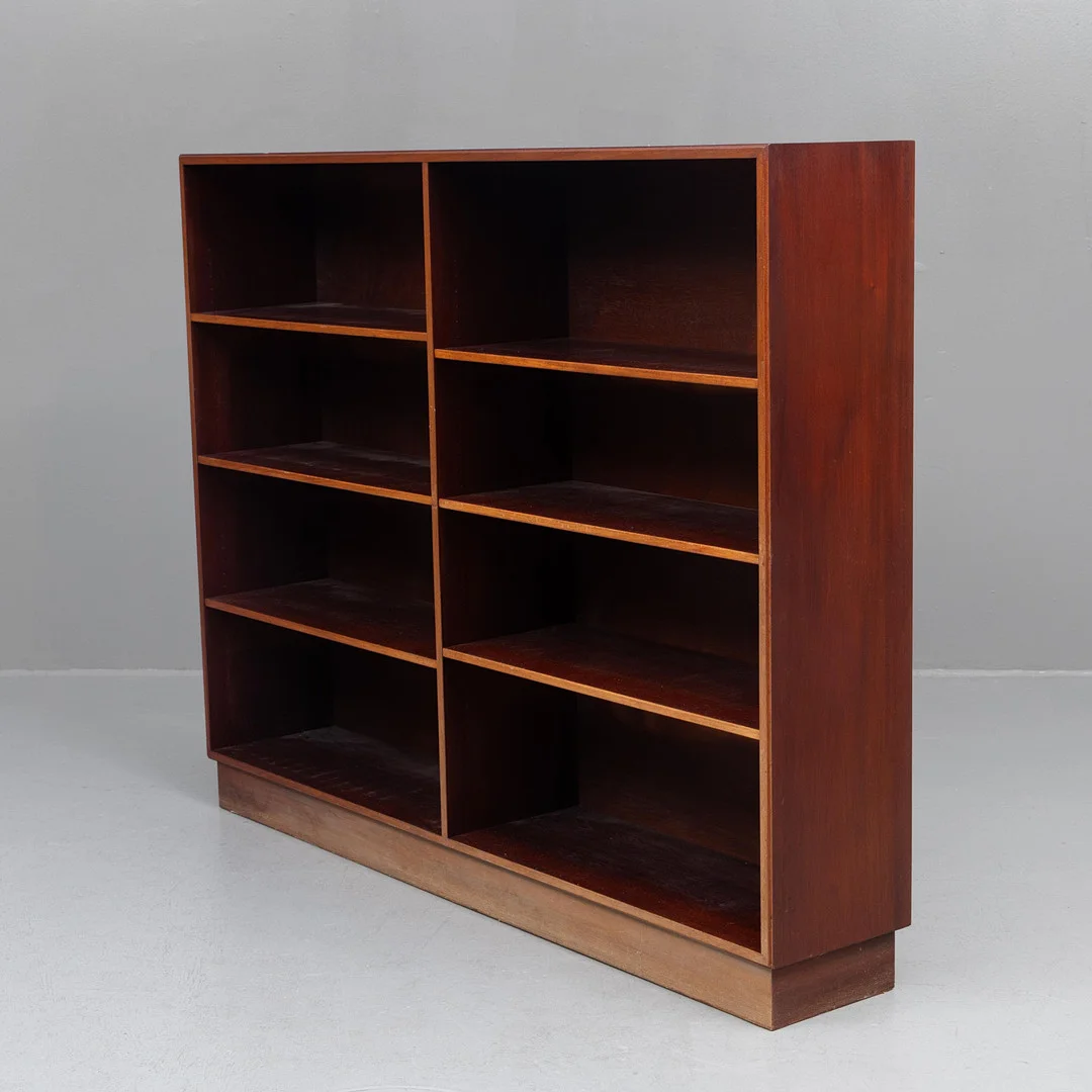 BOKHYLLA, mahogny, 1900-tal. — Cupboards, Cabinets & Shelves — Garpenhus Auktioner
