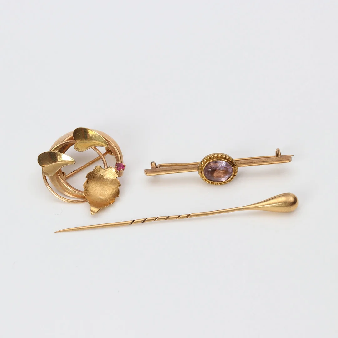 BROSCHER OCH KRÅSNÅL, TRE ST. 18k guld med olikfärgade stenar, totalvikt ca 8,2 gram. — Brooches & Pendants — Skånes Auktionsverk
