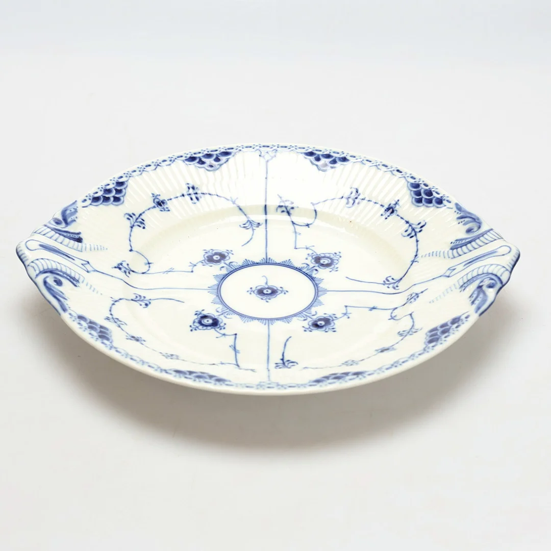 UPPLÄGGNINGSFAT, "Musselmalet", porslin, halvblond, Royal Copenhagen, Danmark. — European — Gomér & Andersson Jönköping