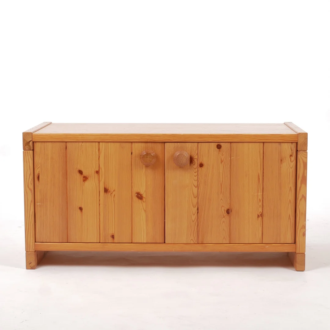 SKÅP/SIDEBOARD, furu, 1970-tal. — Cupboards, Cabinets & Shelves — Auktionsfirma Kenneth Svensson i Kalmar
