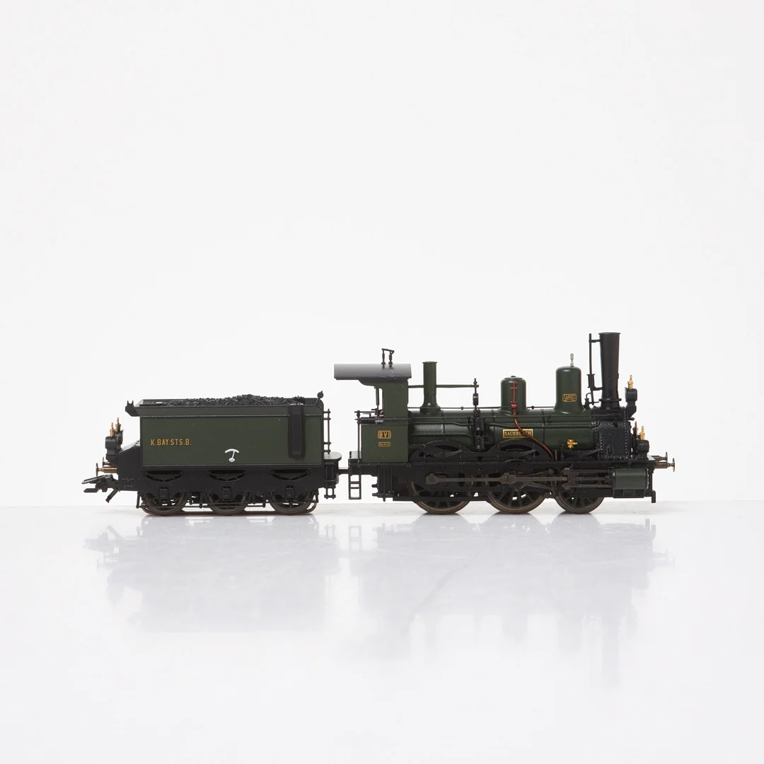 MÄRKLIN H0, ånglok, nr. 37977, med digitalt ljud, i träschatull, originalkartong medföljer. — Model railways — Stockholms Auktionsverk Sickla