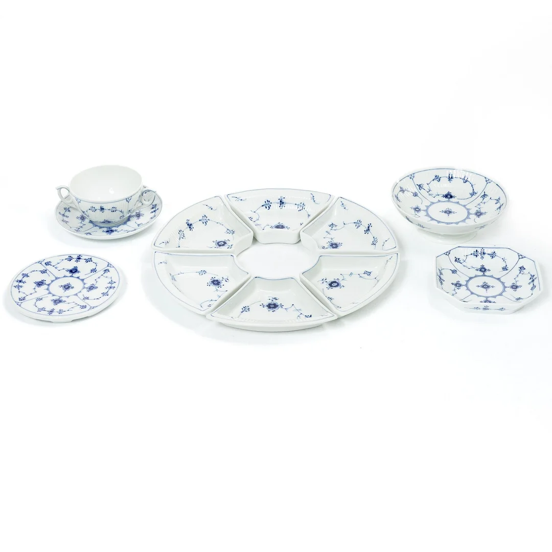 Royal Copenhagen, Servisdelar, 14 st, "Musselmalet Halvblond", Danmark, 1900-tal. — Keramik & Porslin/Skandinaviskt — Bukowskis