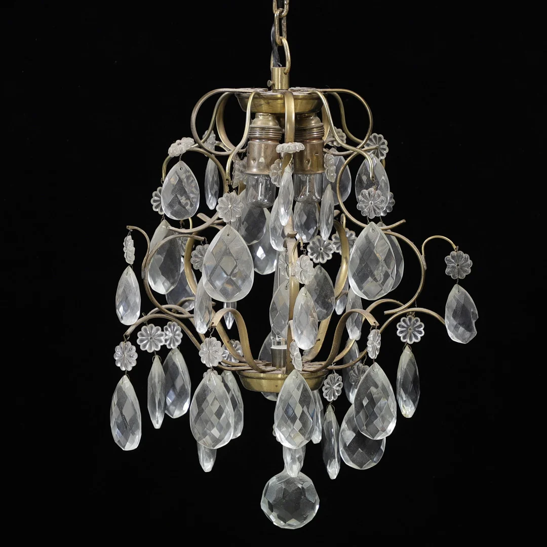 LJUSKRONA, barockstil, 1900-talets första hälft, höjd exklusive kedja 37 cm. — Chandeliers — Växjö Auktionskammare