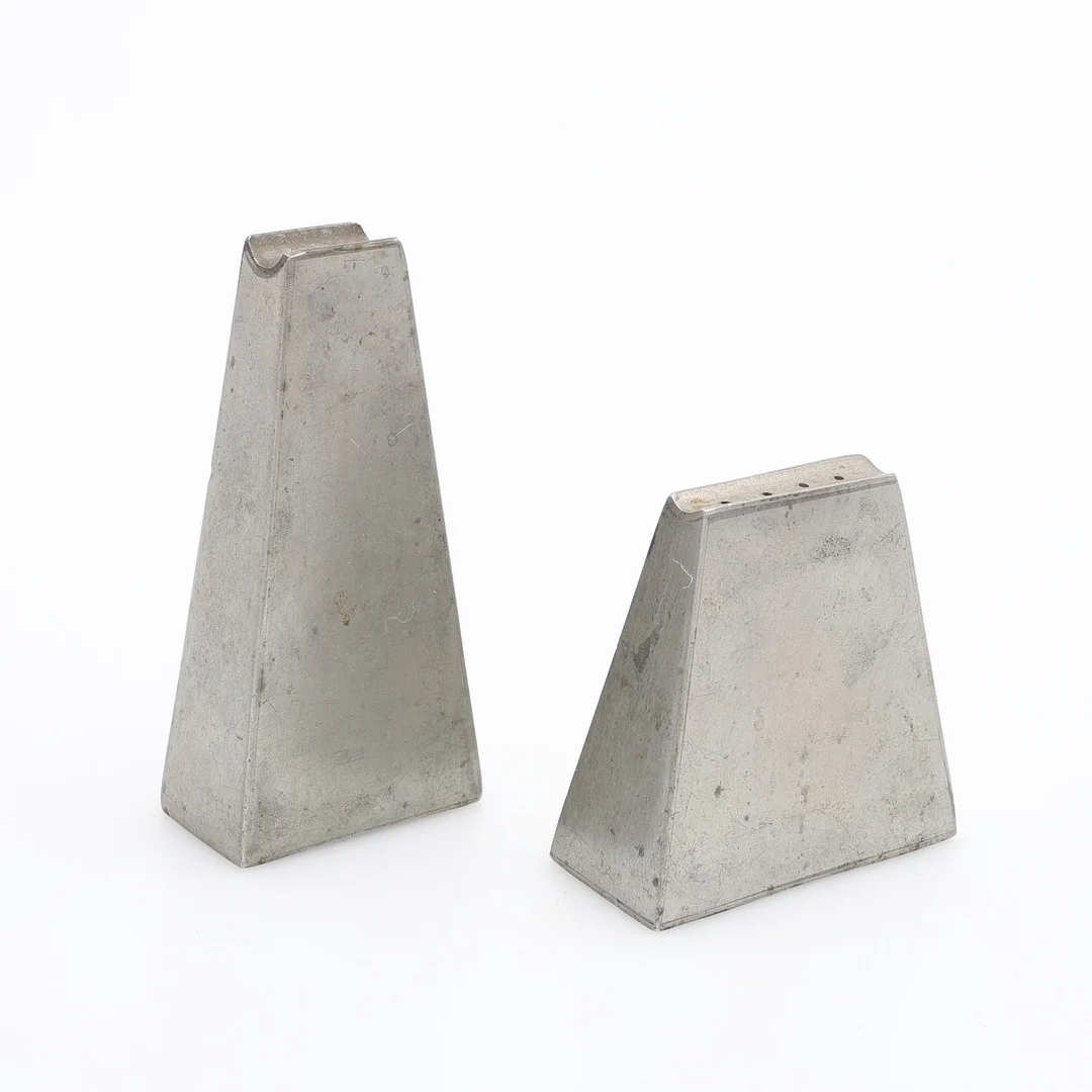 PAUL R. EVANS 1931-1987. SALT OCH PEPPARSTRÖARE, "SALT & PEPPER", TENN, FÖR RAYMOR PEWTER DENMARK 1955. — Pewter, Brass & Copper — Crafoord Auktioner Lund