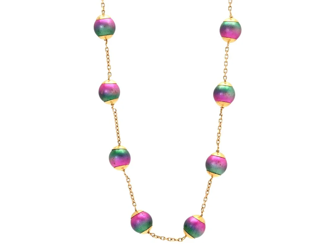 COLLIER, 18K guld, färgade imitationspärlor längd 66 cm, vikt 41,6 g, färgavslag. — Smycken/Collier — Kaplans