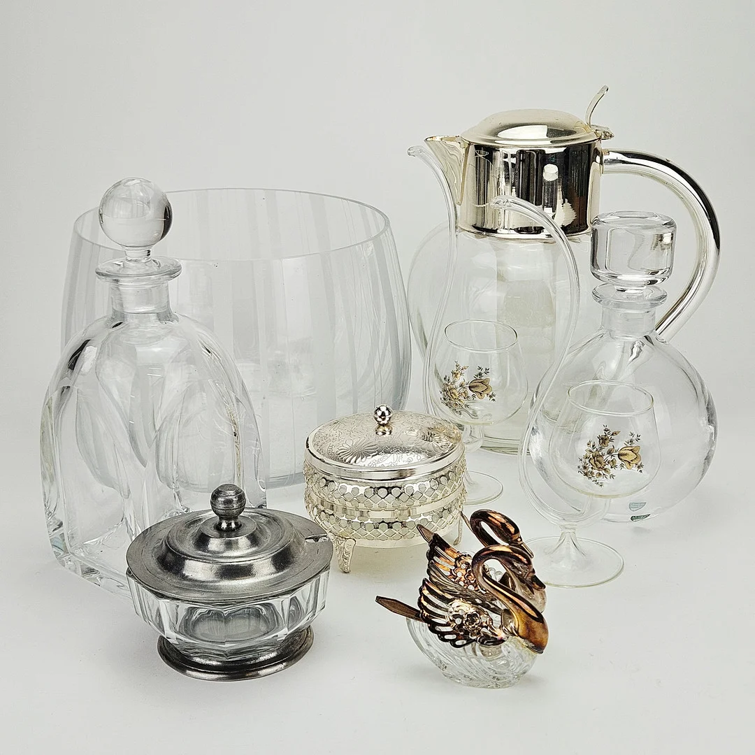 GLASFÖREMÅL, 10 delar, bland annat Orrefors, Steninge Slott 300 år. — Utility glass — Auktionshuset Thörner & Ek