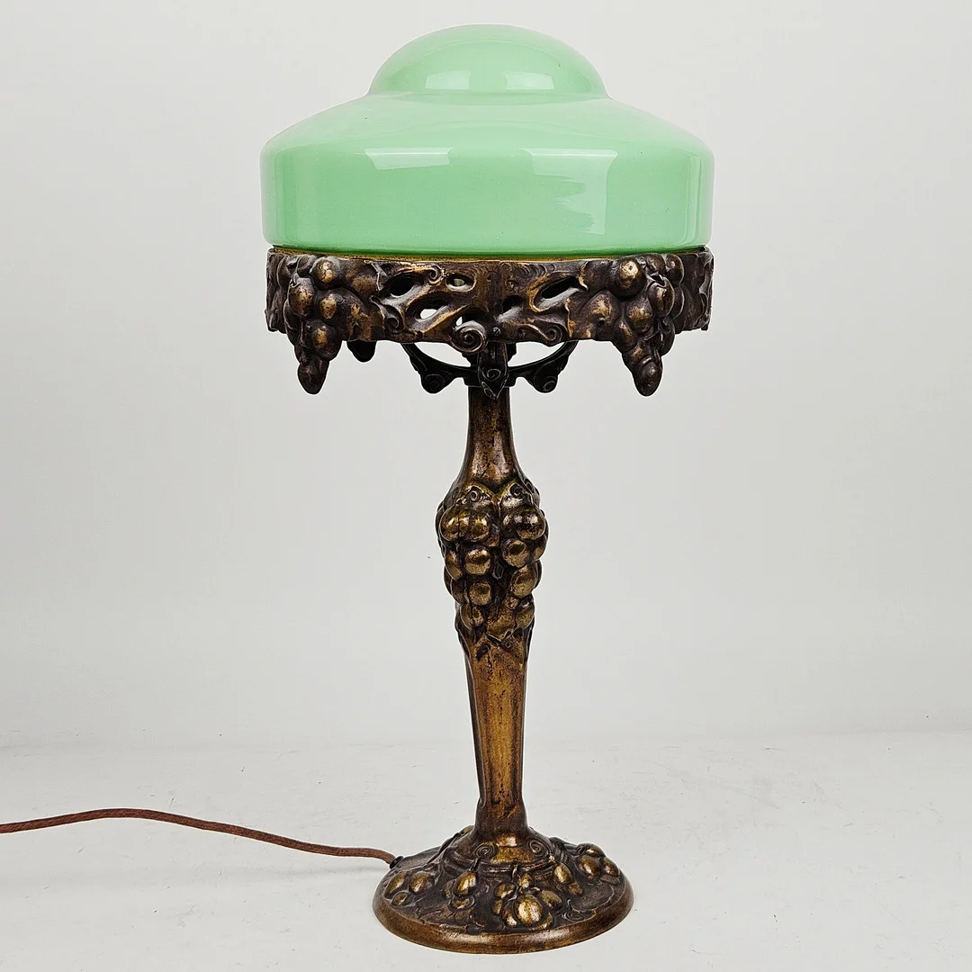 ARVID BÖHLMARKS LAMPFABRIK. Bordslampa, patinerad mässing, modell 6586, 1910/20-tal. — Table Lamps — Auktionshuset Thörner & Ek