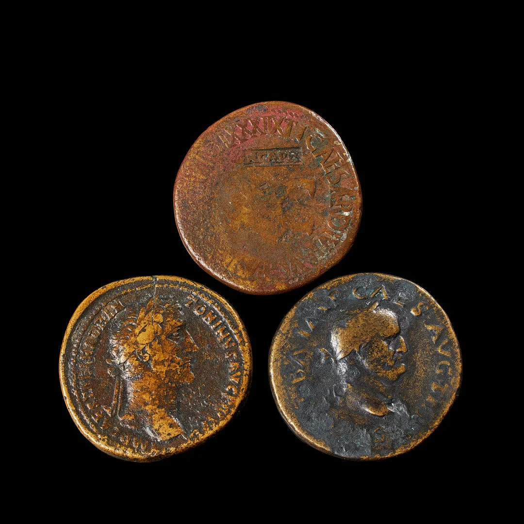 BRONSMYNT, 3 st, Hadrianus, sestertius, präglad i Rom 117, Galba, 68-69, Tiberius, sestertius präglad i Rom 36-37. — Coins & Banknotes — Stockholms Auktionsverk Sickla